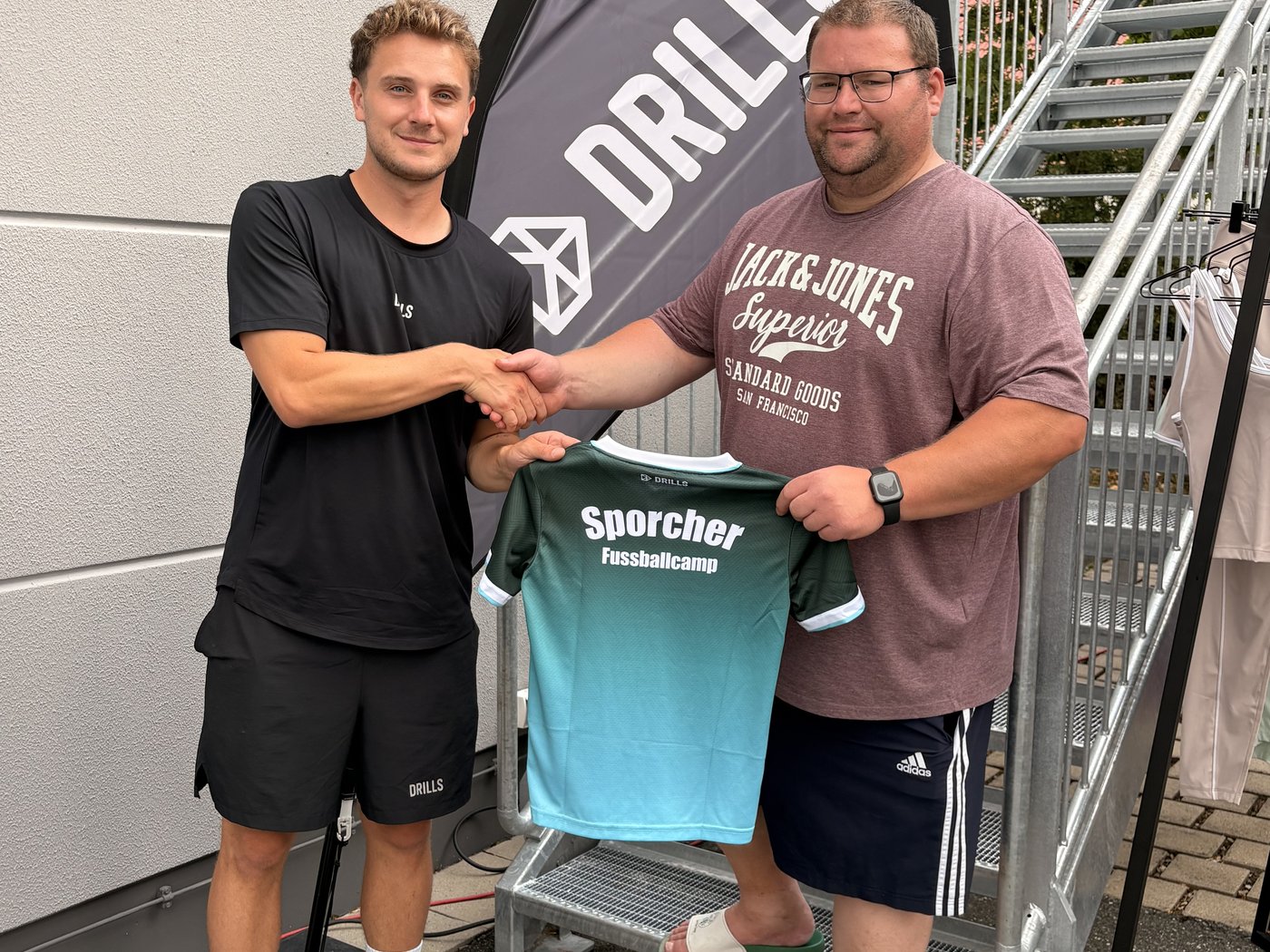 Trikotübergabe: Die Drills Apparel GmbH sponsert die Trikots für das Sporcher Fußballcamp 2026