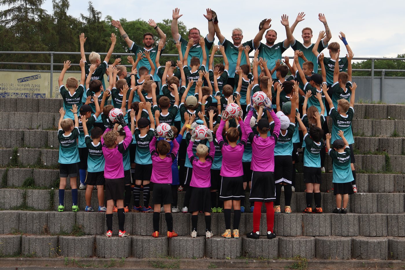 Die Teilnehmerinnen und Teilnehmer des Sporcher Fu&szlig;ballcamps 2026
