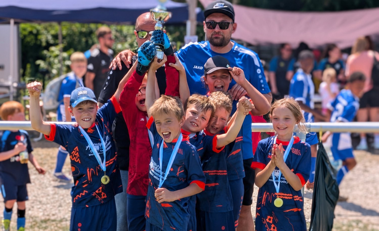 F-Jugend der SG Cadolzburg/Seukendorf mit Pokal beim Zabo Eintracht Sommerturnier