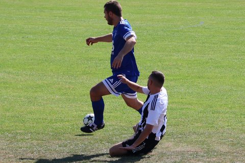 Zweite Mannschaft des TSV Cadolzburg im Zweikampf