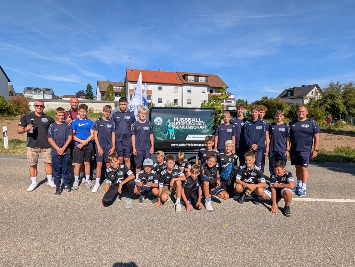 D- und B-Jugend der SG Cadolzburg/Seukendorf mit ihren Trainern vor dem Vereinsmobil beim K&auml;rwaumzug in Seukendorf